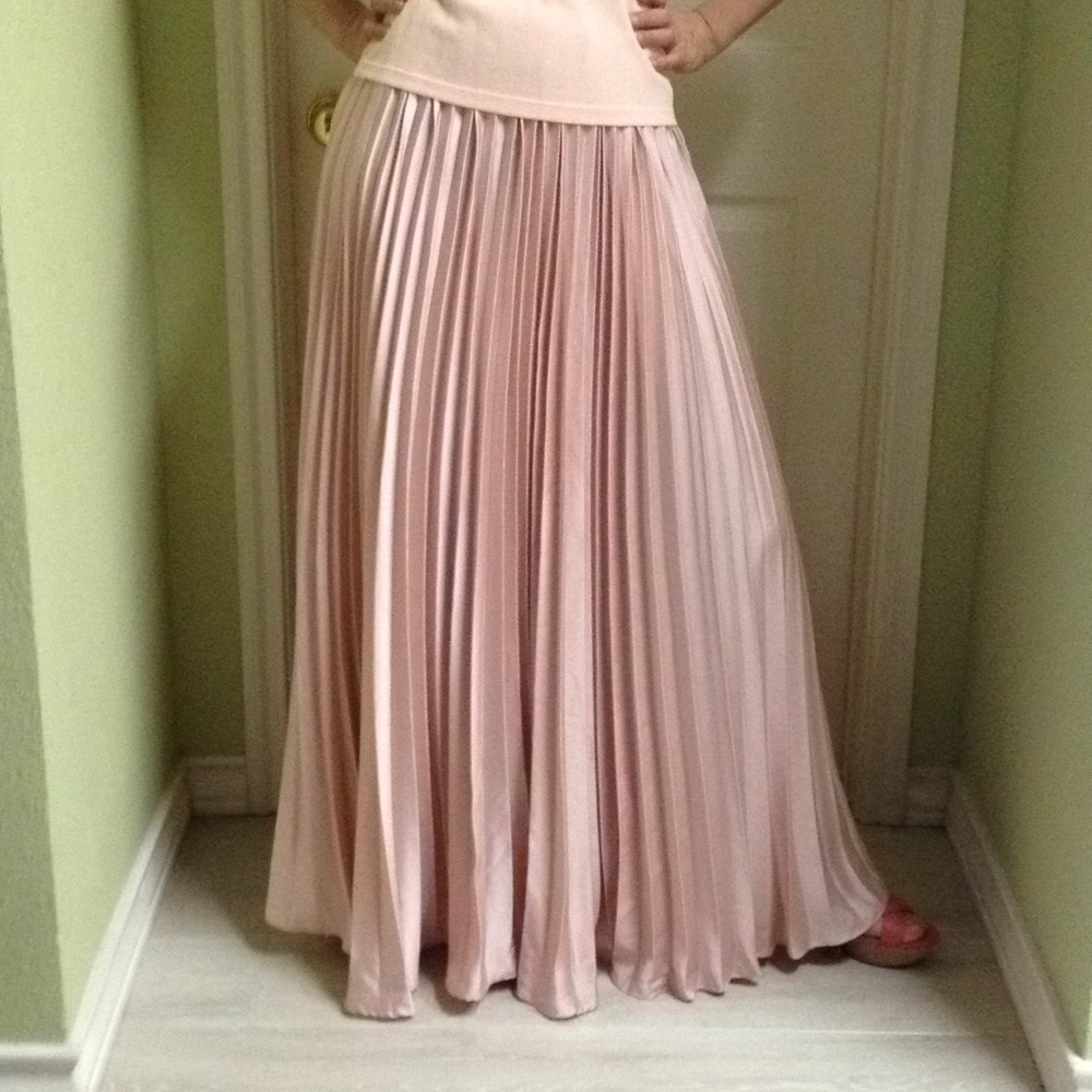 Maxi pleated pink skirt
